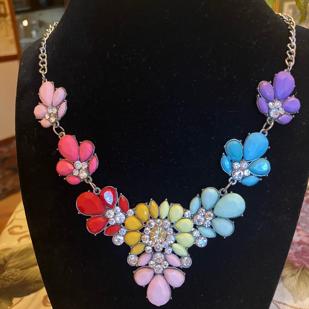 FLOWER NECKLACE ACRYLIC COLORS AND PRONG SET CRYSTAL RHINESTONES - Picture 6 of 7
